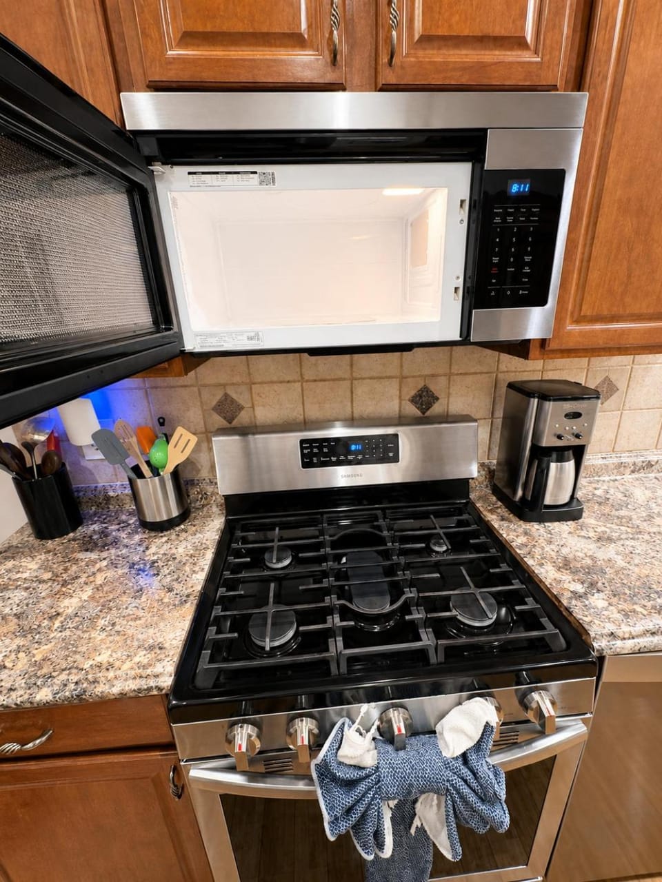 Coffee/tea facilities, oven, stove, kitchen