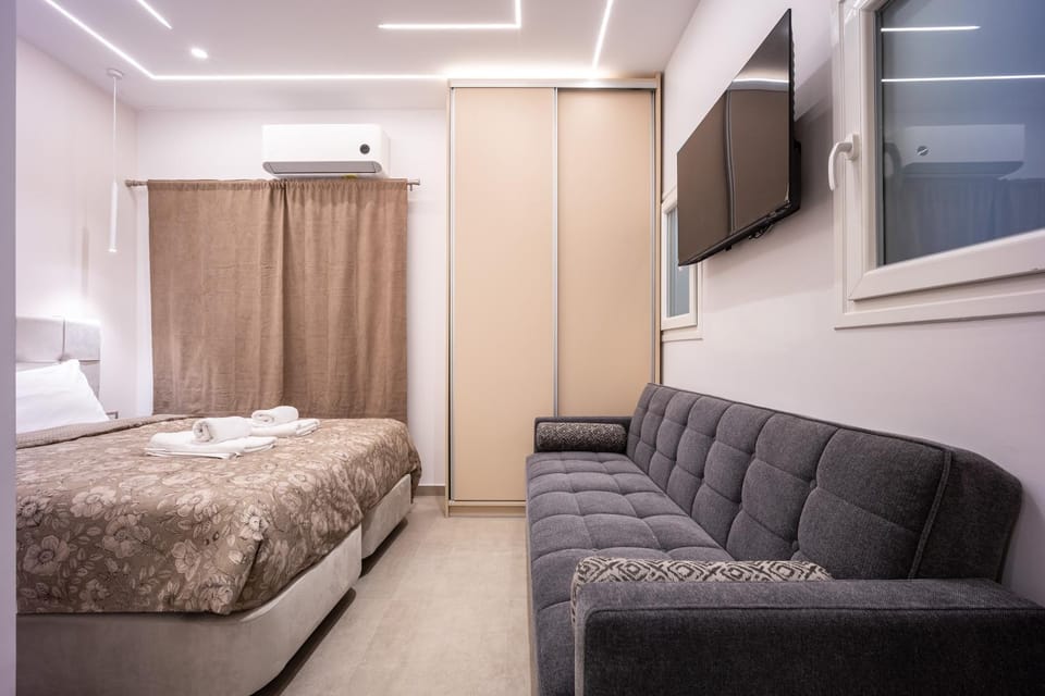 Bed, TV and multimedia, Living room, Photo of the whole room, Seating area, Evening entertainment, Bedroom