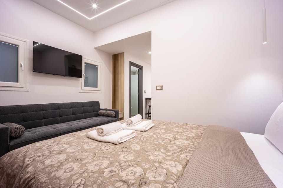 Bed, TV and multimedia, Living room, Photo of the whole room, Seating area, Bedroom, towels