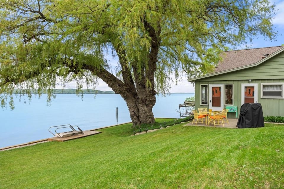 Willow Tree Cottage: Waterfront on Suttons Bay House in Michigan