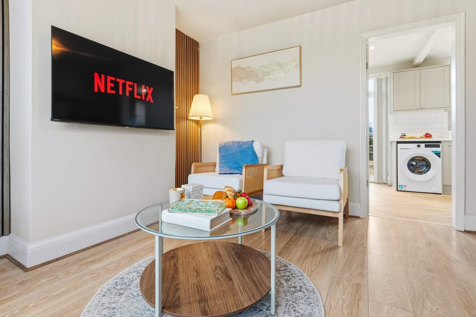 Communal lounge/ TV room, TV and multimedia, Living room, Seating area, Evening entertainment