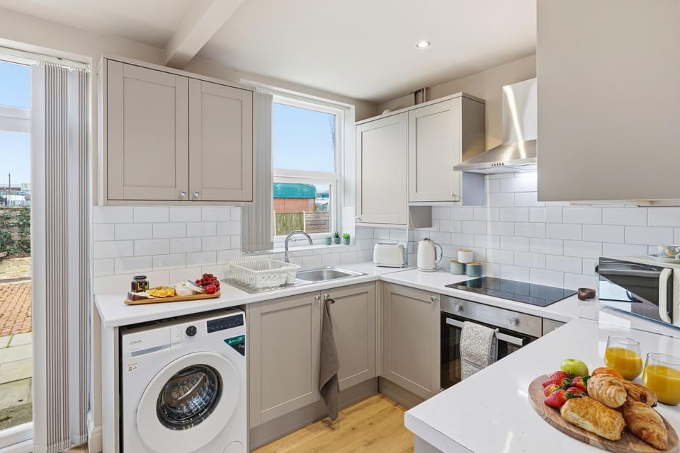Kitchen or kitchenette, Food and drinks, Dining area, Food, oven, stove, toaster, washing machine, dryer