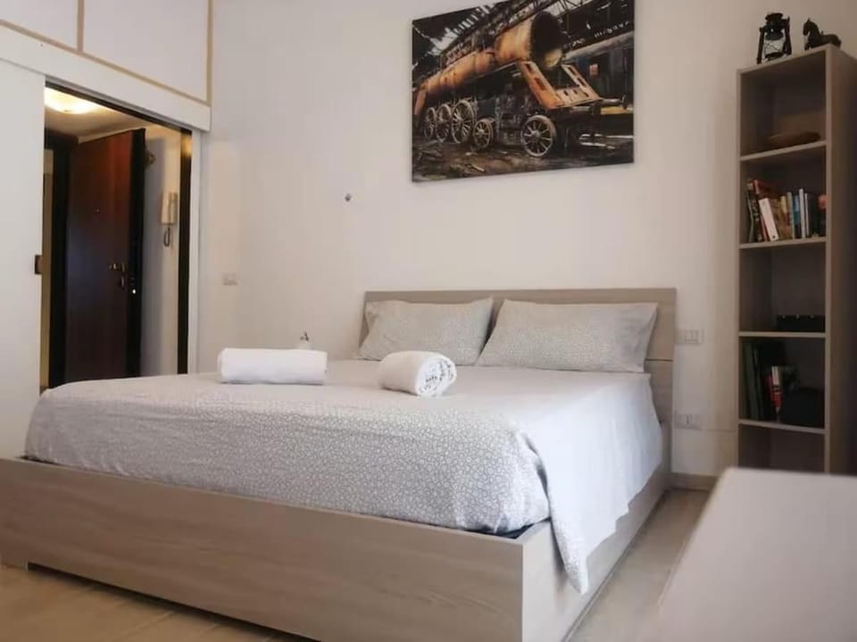 Bright Open Space in the MM1 Pasteur Area P6 Apartment in Milan