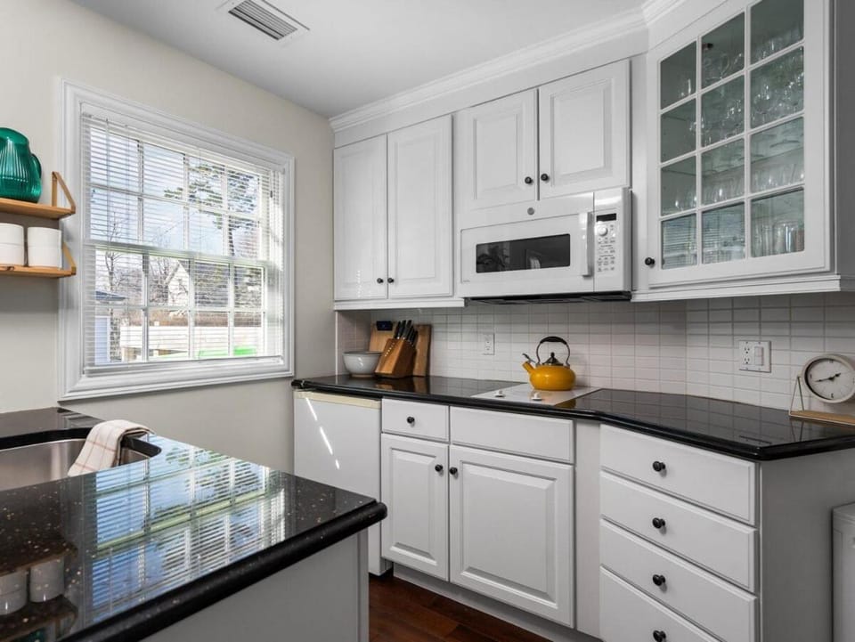 Urban Stay By The Bay: Downtown Pet-Friendly Home House in Traverse City