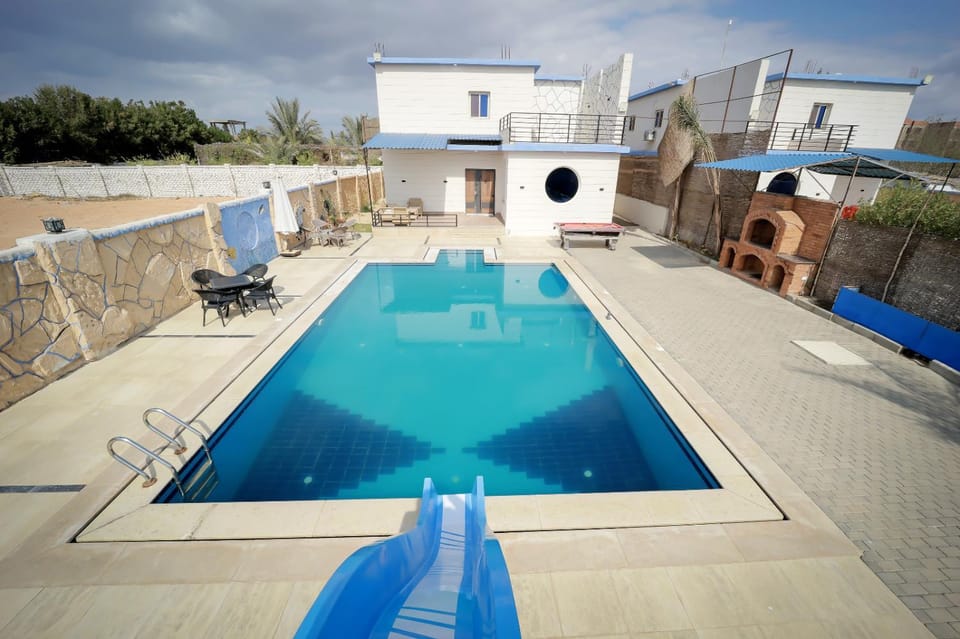 Property building, BBQ facilities, Pool view, Swimming pool, sunbed