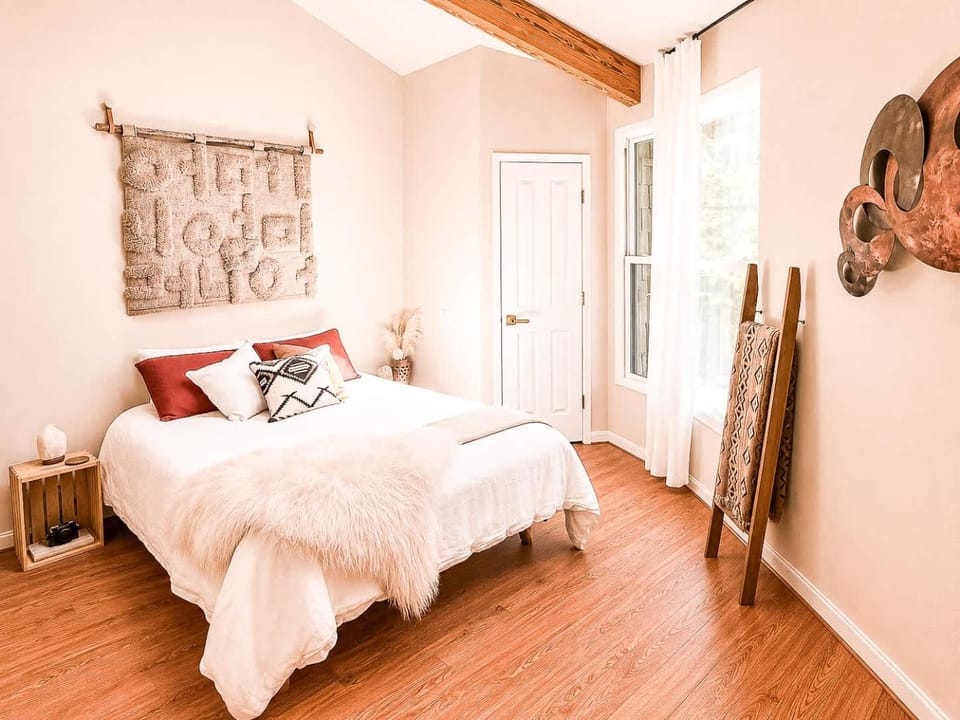 Wildland Treehaus Creekside Forest Retreat w Hot Tub & Wellness Yurt Pets OK House in Idyllwild-Pine Cove