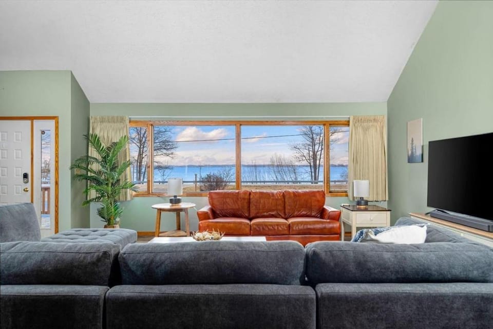The M22 House - Panoramic Views of West Bay! House in Michigan