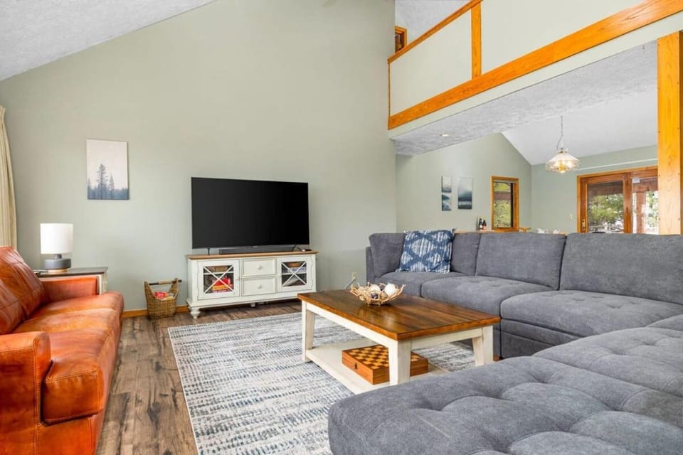 The M22 House - Panoramic Views of West Bay! House in Michigan