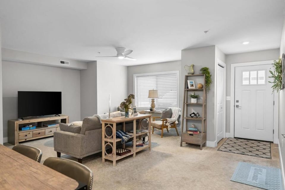 TC Parkside H: Charming 2BR Retreat Apartment in Traverse City