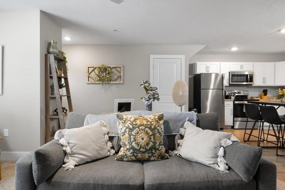 TC Parkside H: Charming 2BR Retreat Apartment in Traverse City
