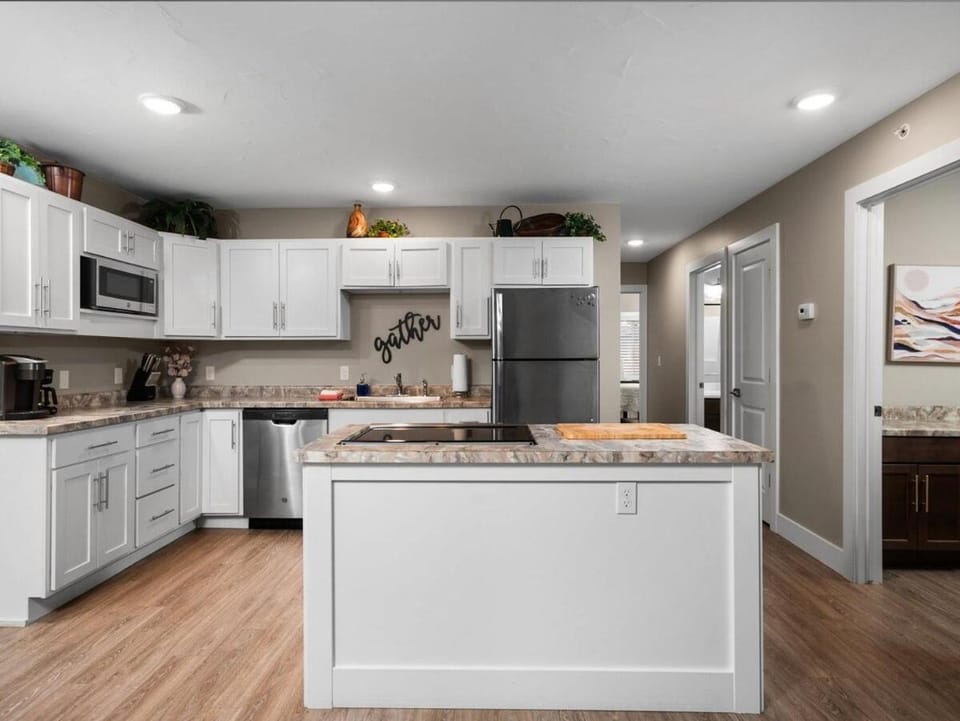 TC Parkside G: Spacious 2BR Condo Apartment in Traverse City