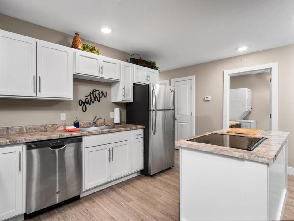 TC Parkside G: Spacious 2BR Condo Apartment in Traverse City