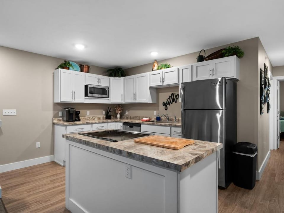 TC Parkside G: Spacious 2BR Condo Apartment in Traverse City