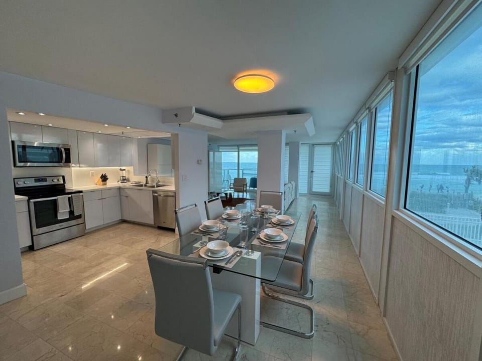 Beachfront two story apartment Apartment in Miami Beach