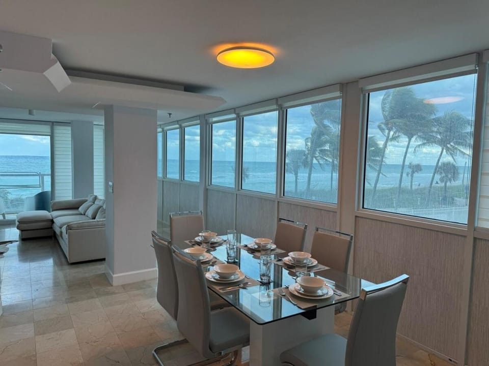 Beachfront two story apartment Apartment in Miami Beach