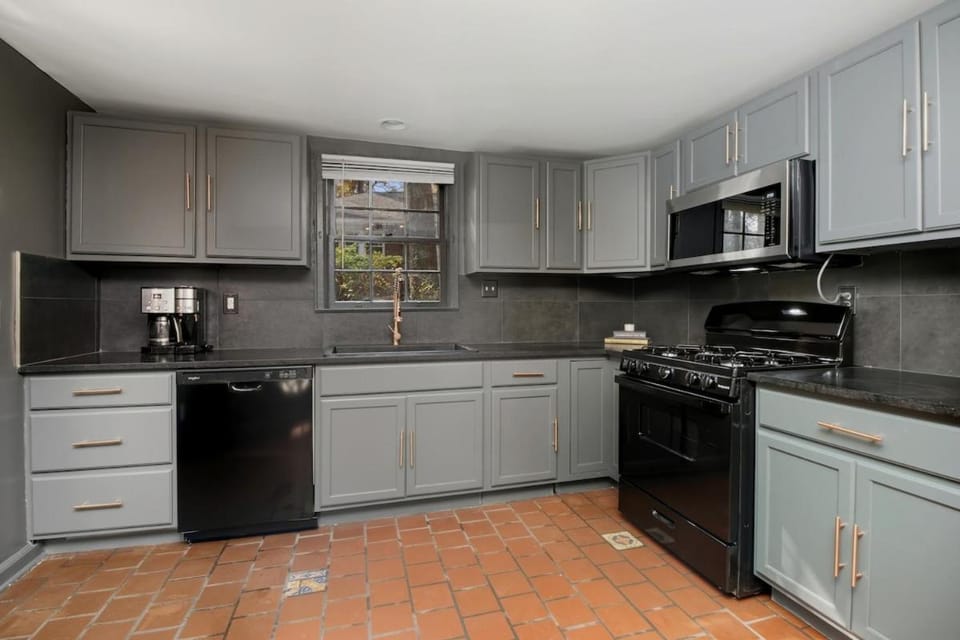 Designer 2 Bedroom Apt near Emory Apartment in Druid Hills