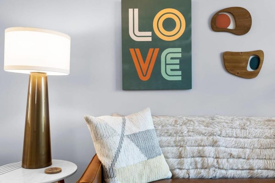 Midcentury Getaway: Walk to Everything! Apartment in Traverse City
