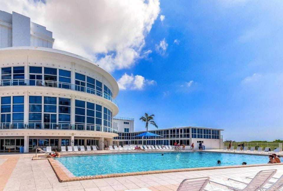 B12 Waterfront 2BR on Collins Bay Views & Sunset Apartment in Miami Beach