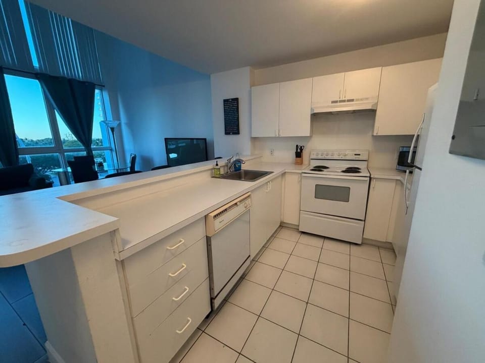 B12 Waterfront 2BR on Collins Bay Views & Sunset Apartment in Miami Beach