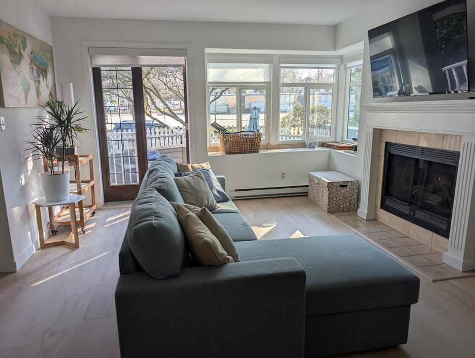 A Peaceful Uptown Retreat - FIFA friendly access Apartment in Vancouver