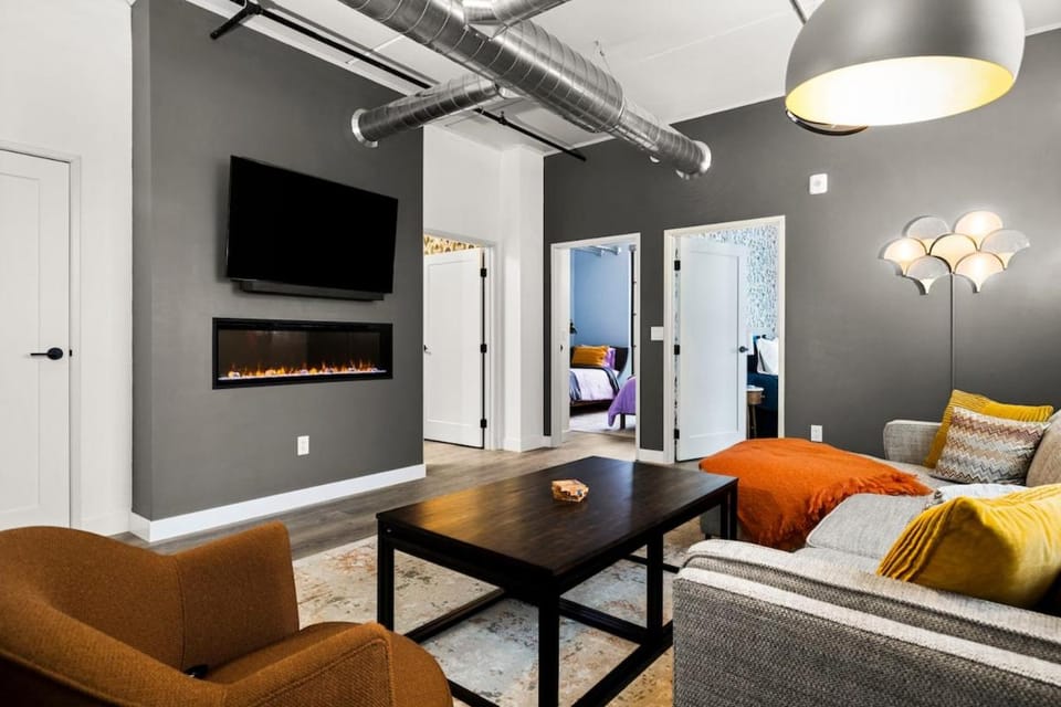 East Side Design: Luxury Condo with 10 Rooftop Hot Apartment in Traverse City