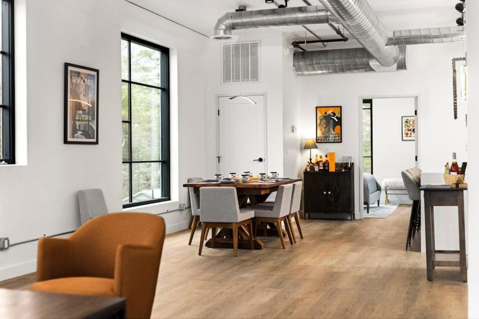 East Side Design: Luxury Condo with 10 Rooftop Hot Apartment in Traverse City