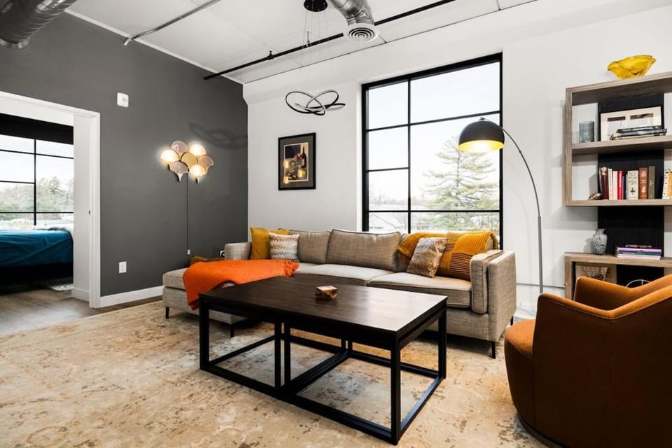 East Side Design: Luxury Condo with 10 Rooftop Hot Apartment in Traverse City