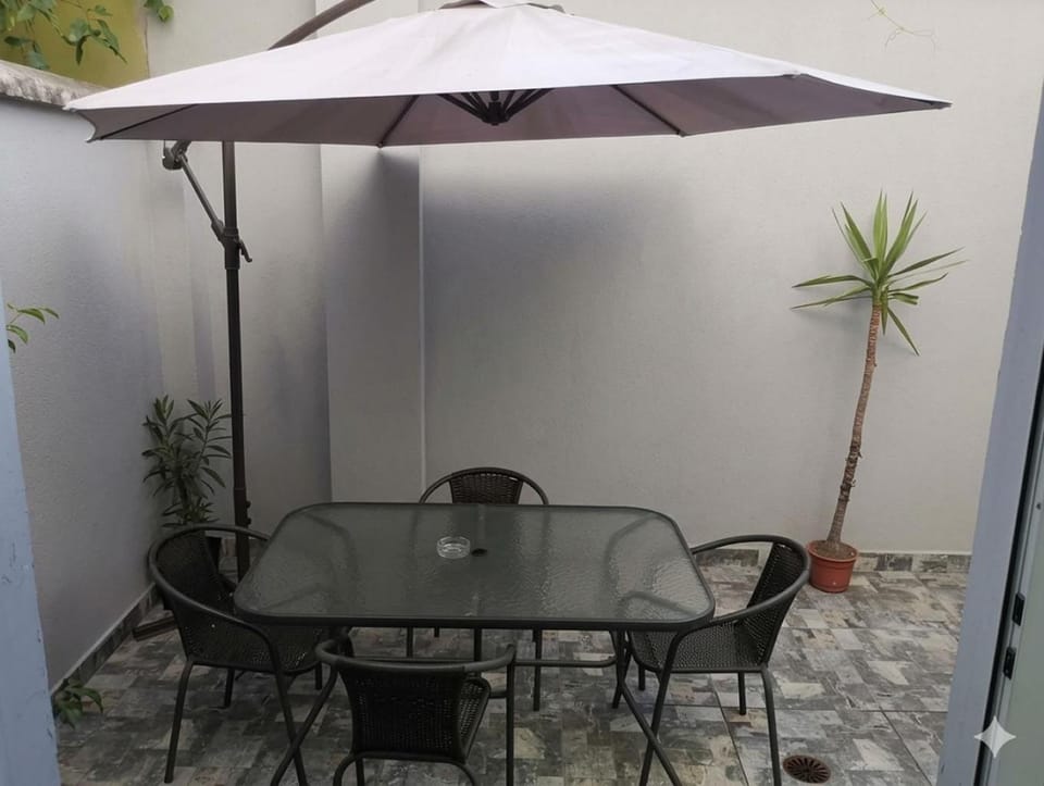 Patio, Day, Balcony/Terrace, Dining area