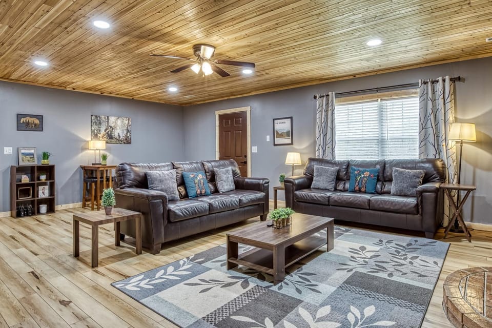 Peaceful Cabin - Secluded, Between Gatlinburg & Pigeon Forge Cabin in Sevier County
