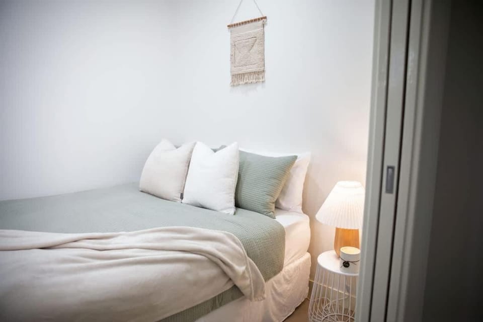 Coastal Bliss Retreat - King Bed Luxury - Secure Underground Parking Apartment in Wollongong