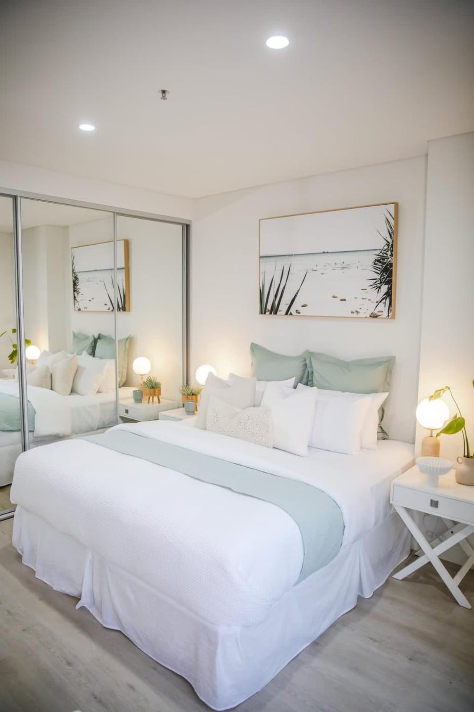Coastal Bliss Retreat - King Bed Luxury - Secure Underground Parking Apartment in Wollongong