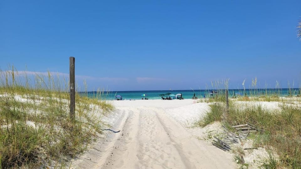 Coastal Retreat Walk to Beach Designer Backyard House in Lower Grand Lagoon