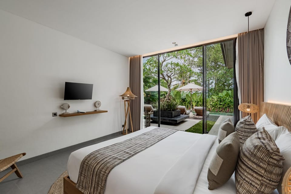 Property building, Bed, Bedroom