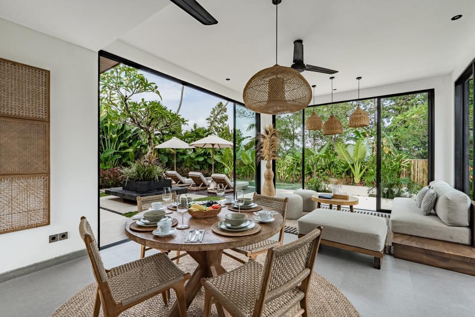 Day, Food and drinks, Seating area, Dining area