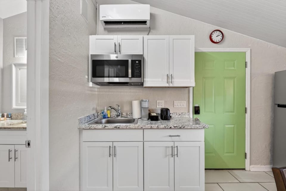 Pet-Friendly Home Near the Beach Apartment in Englewood