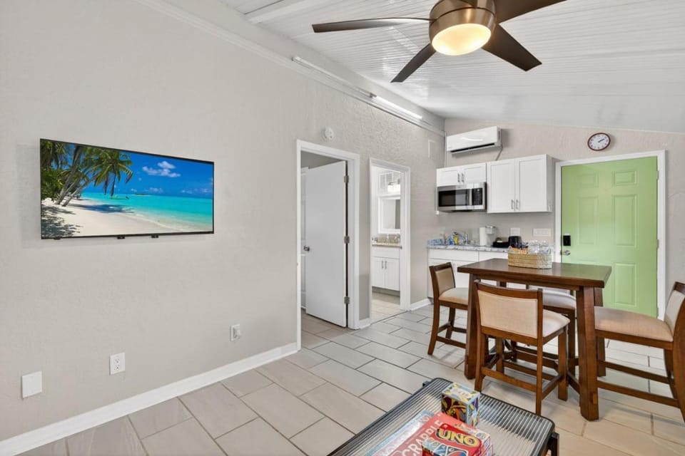 Pet-Friendly Home Near the Beach Apartment in Englewood
