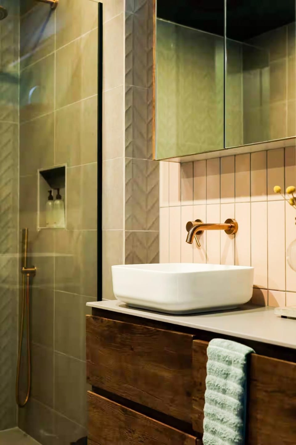 BONNE SOIREE ON SMITH - Architectural 2Bed Conversion with Parking Apartment in Melbourne