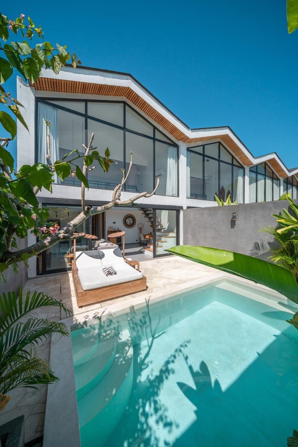 Property building, Patio, Day, Garden, Swimming pool, sunbed