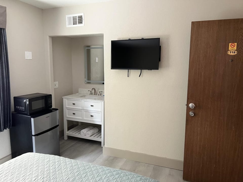 Palm Hotel Near LAX Airport Capsule hotel in Hawthorne
