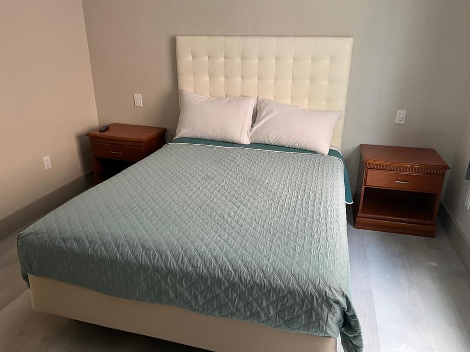 Palm Hotel Near LAX Airport Capsule hotel in Hawthorne
