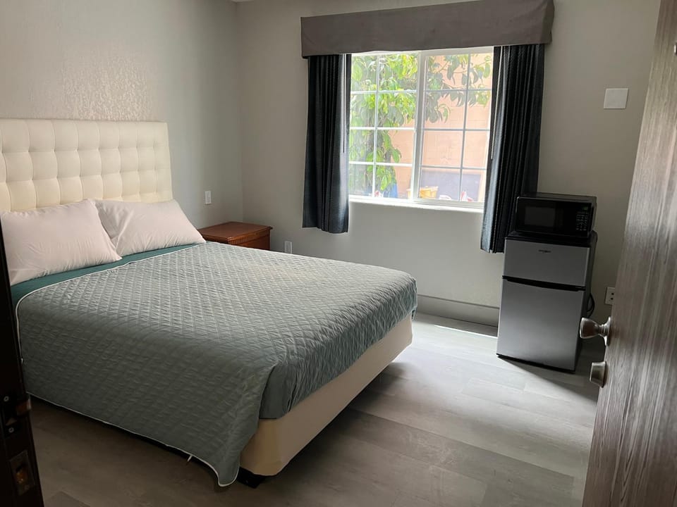 Palm Hotel Near LAX Airport Capsule hotel in Hawthorne