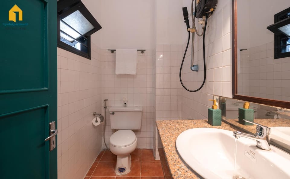 Shower, bidet, towels