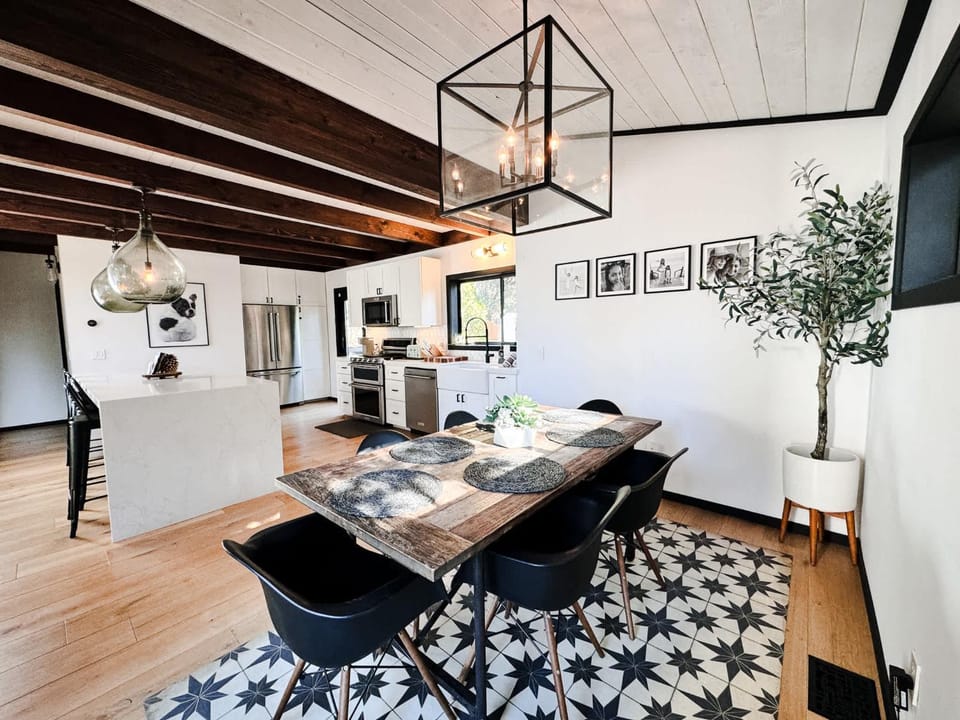 Haven at Cedar Haus Luxury 1BR Escape w Hot Tub EV Charger Gourmet Kitchen Fully Fenced Yard Dogs OK House in Idyllwild-Pine Cove