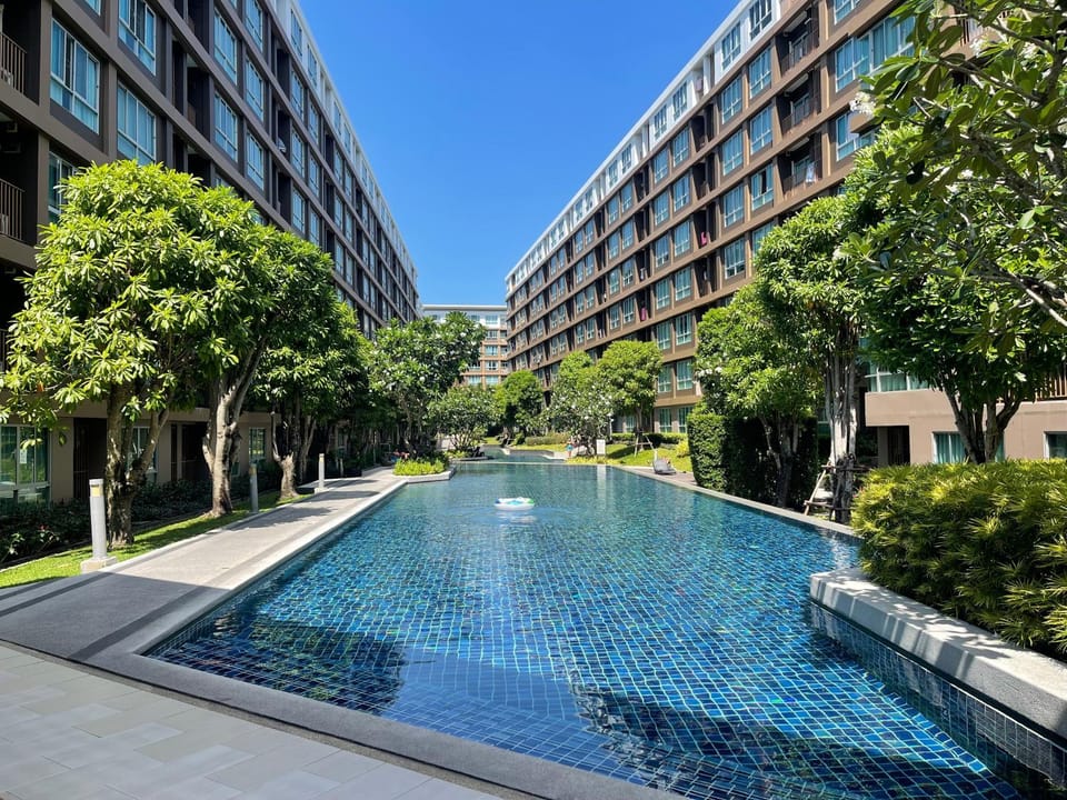 Property building, Day, Pool view, Swimming pool