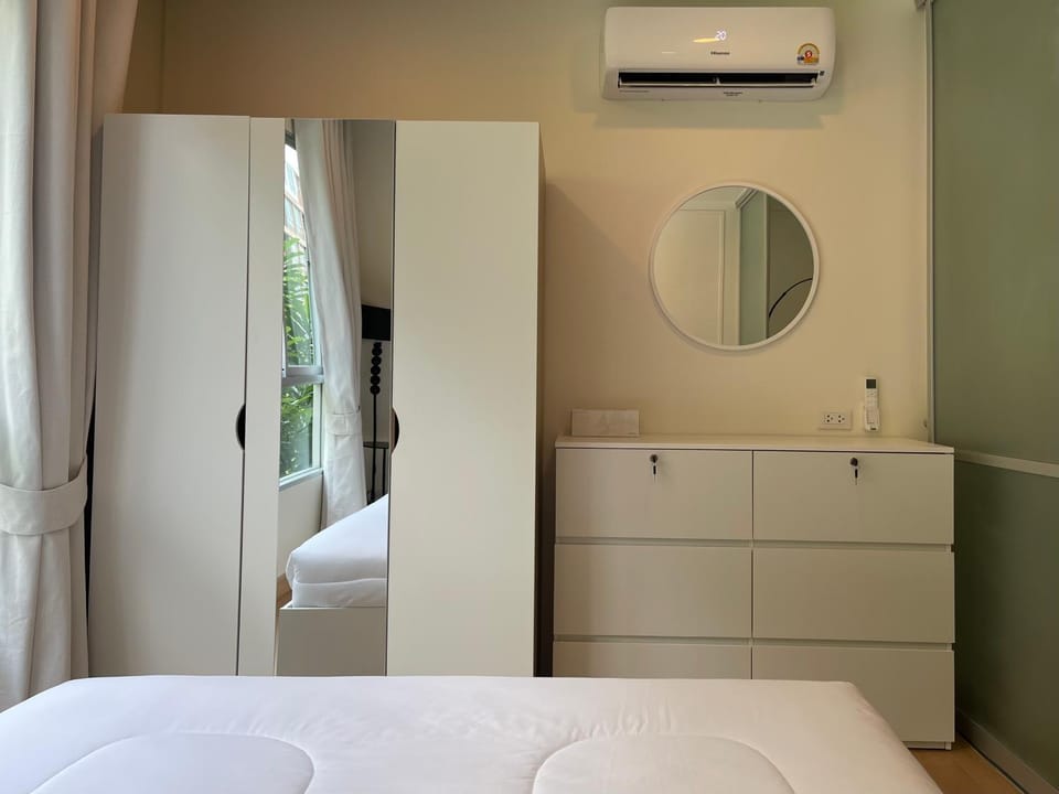 Bed, Photo of the whole room, Bedroom, wardrobe, air conditioner