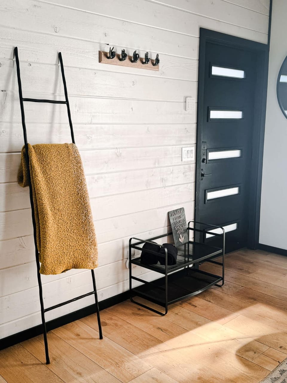 Cedar Haus Modern Family Haven w Game Room Hot Tub EV Charger Fully Fenced Yard Dogs OK House in Idyllwild-Pine Cove