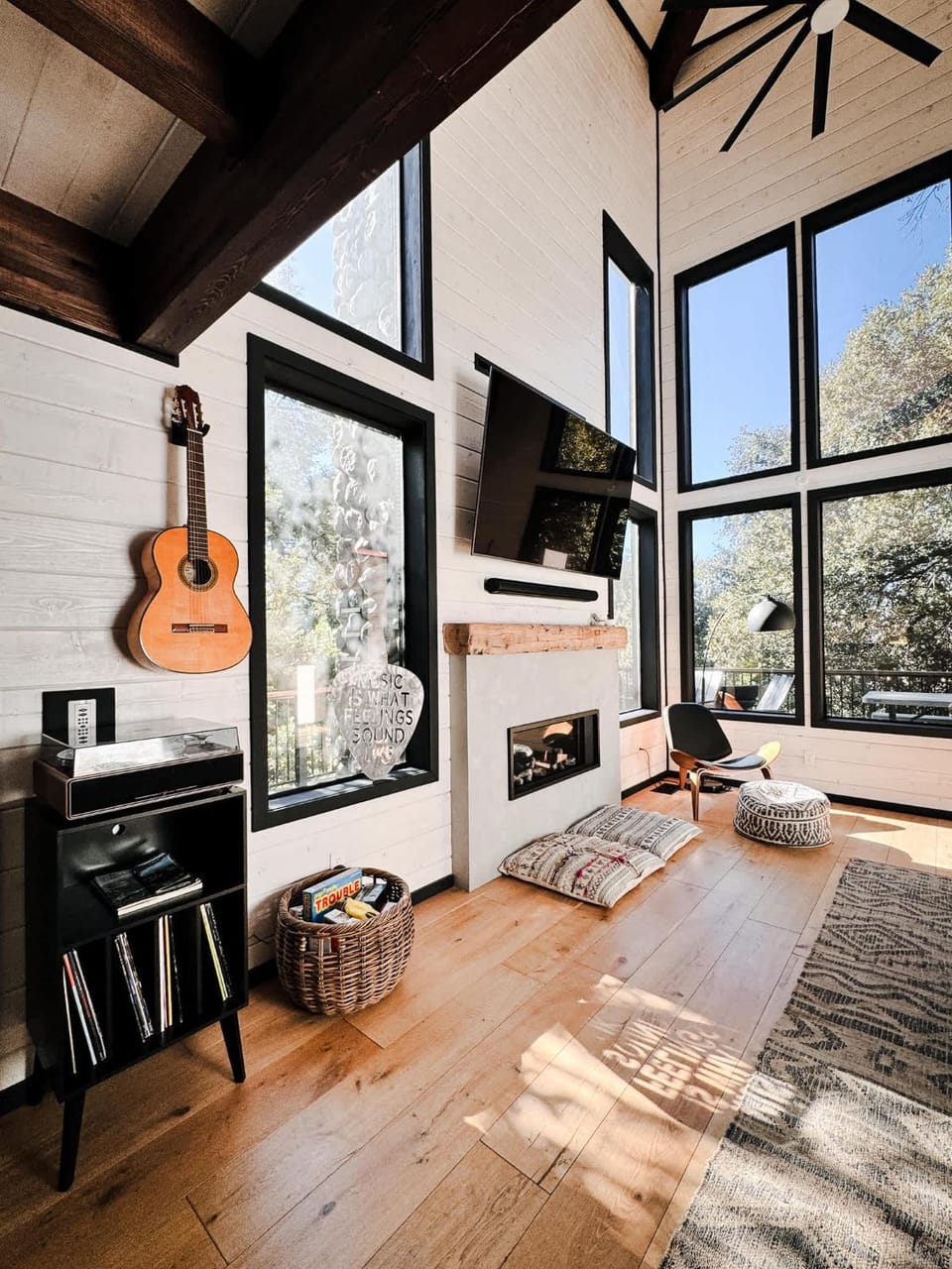 Cedar Haus Modern Family Haven w Game Room Hot Tub EV Charger Fully Fenced Yard Dogs OK House in Idyllwild-Pine Cove