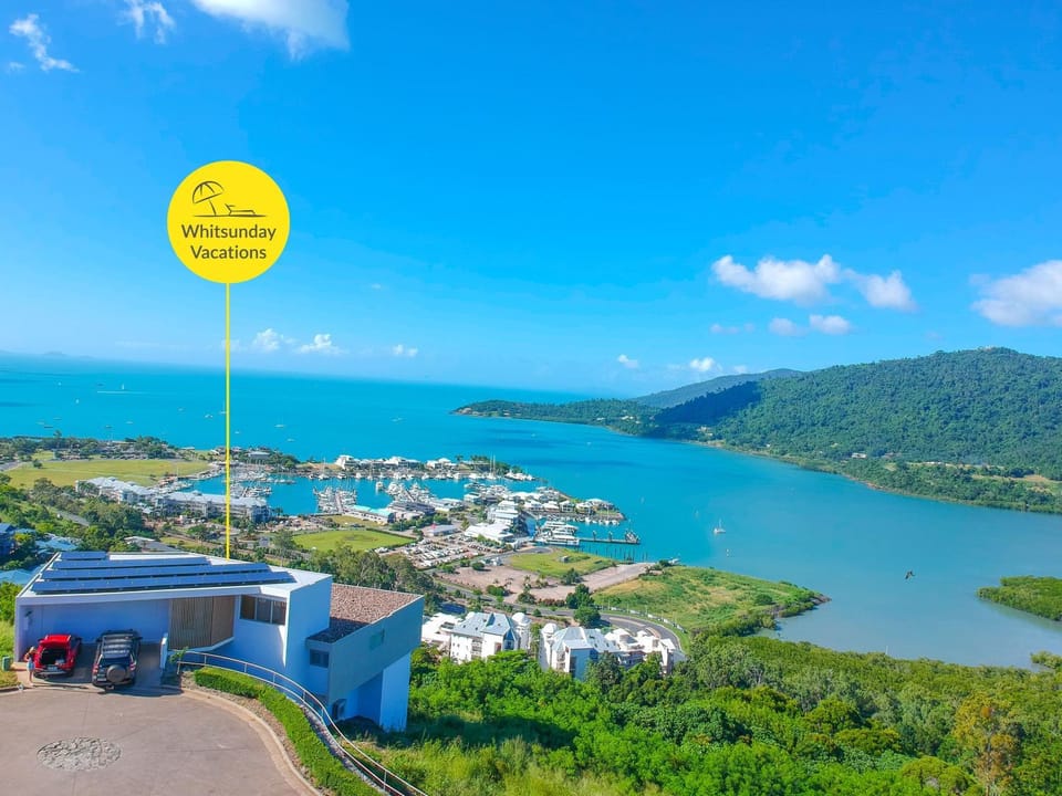 Cerulean Luxe - Stay Above the Tide House in Airlie Beach