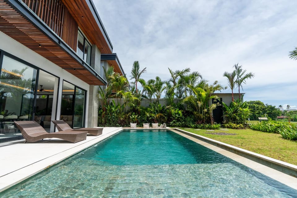 Property building, Pool view, Swimming pool, Swimming pool, sunbed