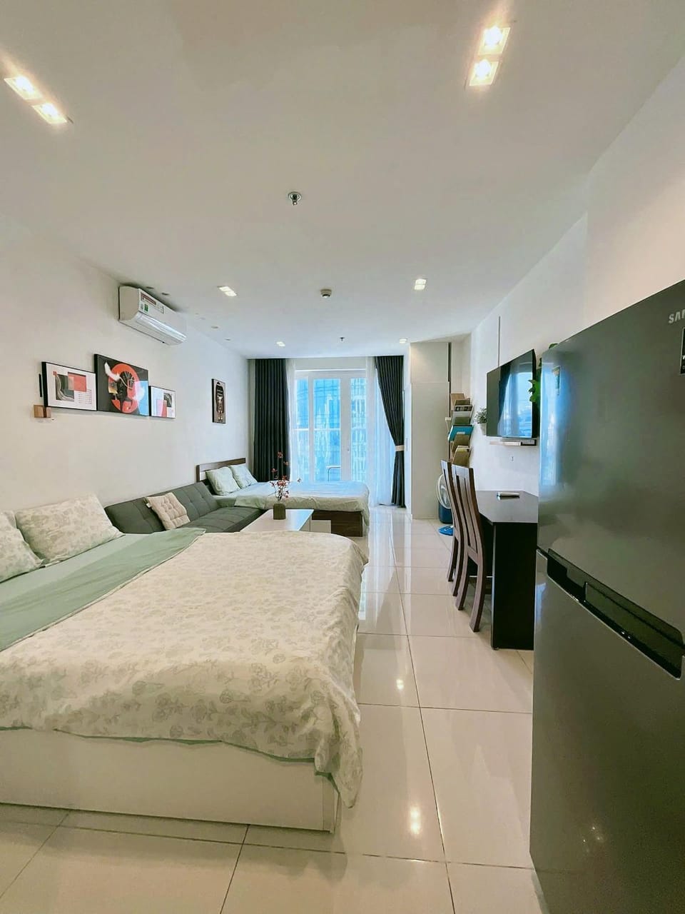 Bed, TV and multimedia, Living room, Seating area, Evening entertainment, Bedroom